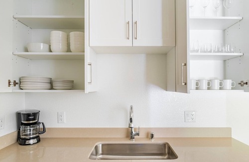 Shoreline West Apartment | Blueground | Shoreline West, pool, nr Shoreline Park