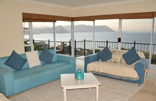 Simon's Town Villa | Blueline Villa - Beach and Mountain Views