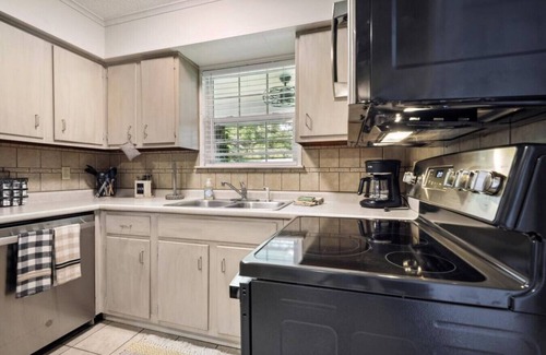 Long Beach Apartment | Blues Bungalow! Minutes to the Beach, Shopping, & Downtown!