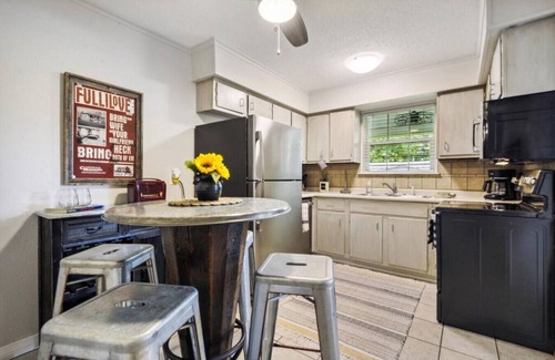Long Beach Apartment | Blues Bungalow! Minutes to the Beach, Shopping, & Downtown!