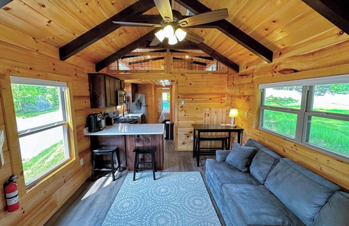 Twin Mountain Cottage | BMV6 Awesome "Tiny Home" A/C, Mountain Views, Minutes to Skiing, Hiking, Attractions, Dog Friendly!