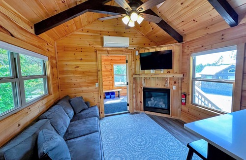 Twin Mountain Cottage | BMV6 Awesome "Tiny Home" A/C, Mountain Views, Minutes to Skiing, Hiking, Attractions, Dog Friendly!