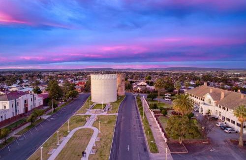 Leeton House | BNB on Cypress