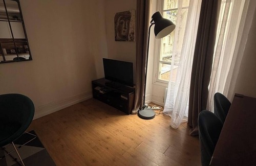 Quartier des Invalides Apartment | BnBNook - Elegant 1BR Near Champ de Mars and Eiffel