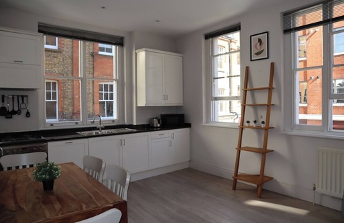 Holborn and Covent Garden Apartment | BnBNook - Elegant Bloomsbury 1BR - Soho and West End