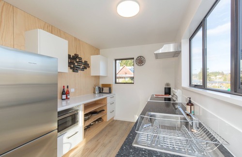 Wanaka House | Bo's Bach: A stunning place, great location, sunny & pet Friendly !