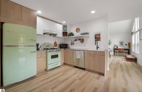 Mayfield House | 🌅 Boardman Lakeview Retreat close to Downtown TC ➠ 800