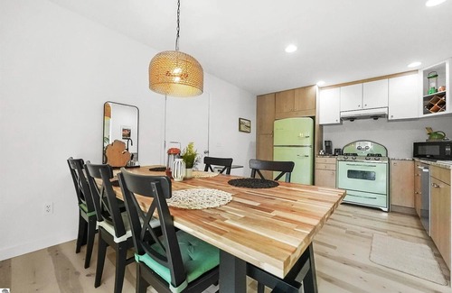 Mayfield House | 🌅 Boardman Lakeview Retreat close to Downtown TC ➠ 800