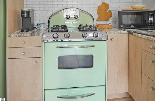 Mayfield House | 🌅 Boardman Lakeview Retreat close to Downtown TC ➠ 800