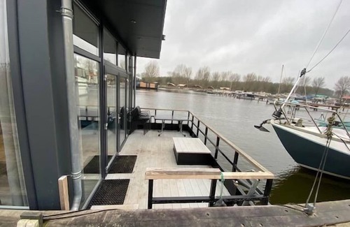 Biddinghuizen House | Boat with 3 bedrooms and a terrace