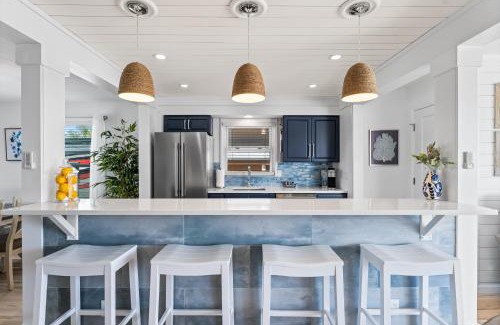 Fort Myers Beach House | Boating Enthusiasts, Walk to the Beach, Heated Pool - The Corner cottage - Roelens