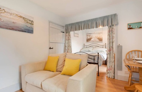 Cardigan House | Bocs Bach ( Little Box)