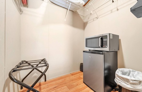 Kingston Apartment | Bohemian Rhapsody - 1 Bedroom Hotel Room by The Lodges at Fossil Creek