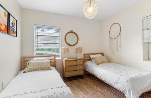 Miami Shores House | Boho 3br Miami Retreat Firepit & Outdoor Bar
