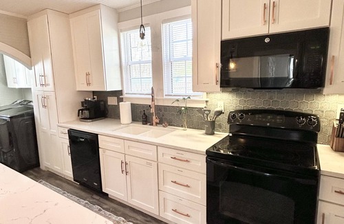 Fort Mill House | Boho Bungalow - 4 King Beds - Heart of Fort Mill