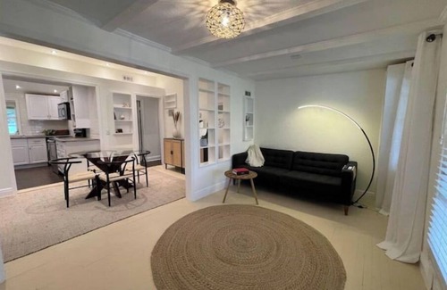 Vamo House | Boho Cottage - walk to the water!