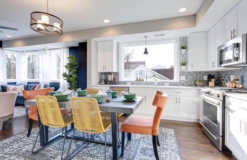 Historic Waverly House | Boho Jungle Retreat: Walk to Coffee & Comedy!