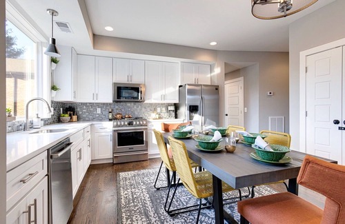 Historic Waverly House | Boho Jungle Retreat: Walk to Coffee & Comedy!