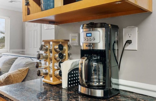 Secane Apartment | Boho-Style 2B/1B by the Philadelphia Airport w/Nearby Parking Spot!