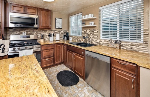 Veterans Park Cottage | BoiseWhitewaterCottage Bike Downtown or on the Greenbelt by the Boise River