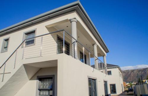 Elgin Hotel | Bokwe's Guest House- Cape Town