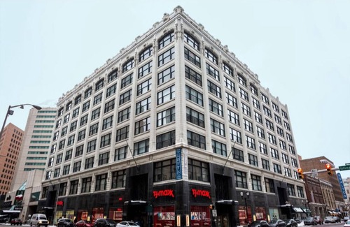 Mile Square Apartment | BOLD 2BR/2BA In The Block Apartment by CozySuites