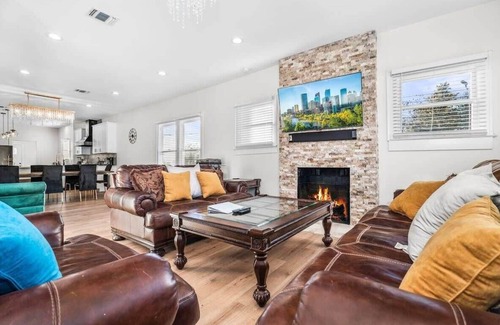Eastside Promise Neighborhood House | Bold Bright 4BR/3.5FULL BATHS Near Riverwalk Dtown