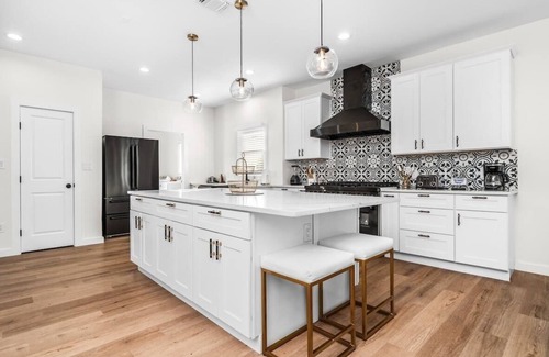 Eastside Promise Neighborhood House | Bold Bright 4BR/3.5FULL BATHS Near Riverwalk Dtown