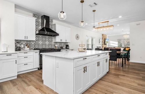 Eastside Promise Neighborhood House | Bold Bright 4BR/3.5FULL BATHS Near Riverwalk Dtown