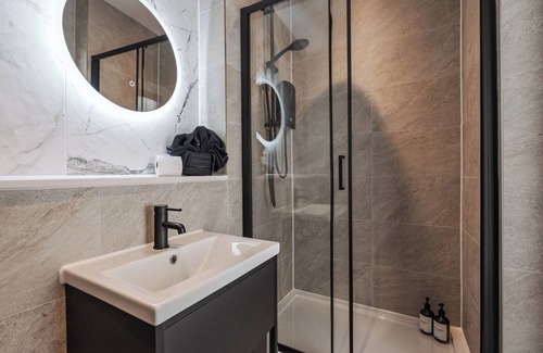 Liverpool City Centre Apartment | Bold St | Modern Fireplace | Heart of the City