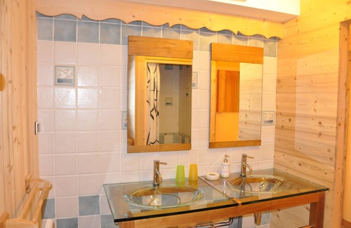 Queige House | Bonnecine barn with wolves