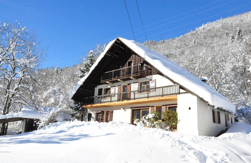 Queige House | Bonnecine barn with wolves