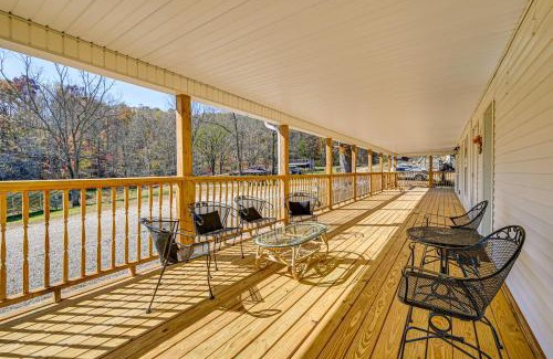 Hardyville House | Bonnieville Farmhouse on 69 Acres with Porch!