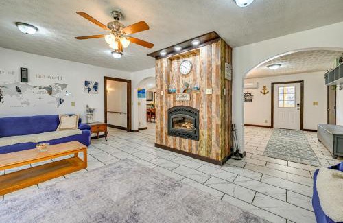 Hardyville House | Bonnieville Farmhouse on 69 Acres with Porch!