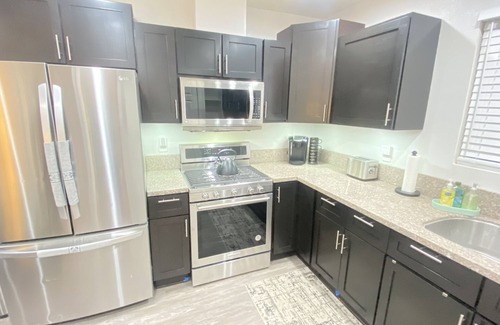 Eastside House | BonVoyage-Sleep&Sail-OvernightLayovers-Sleeps 8 Near Airport-Cruise Ports