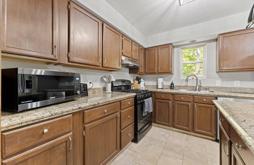 Gansevoort House | Book for Summer Race Season! 20 Mins to Track w/Large Deck + Yard