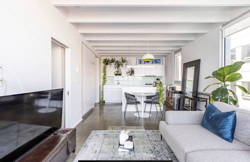 Chinatown Apartment | Book now! Modern & Cozy 1BR w/AC | Chinatown-Rogers Arena-Seawall