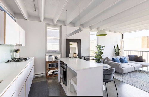 Chinatown Apartment | Book now! Modern & Cozy 1BR w/AC | Chinatown-Rogers Arena-Seawall