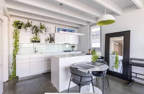 Chinatown Apartment | Book now! Modern & Cozy 1BR w/AC | Chinatown-Rogers Arena-Seawall