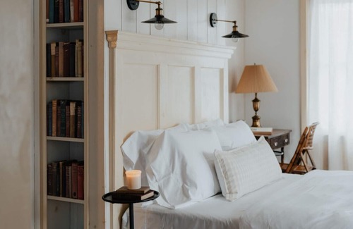 Hobart Bed & Breakfast | Book Village Inn -Dickinson Room