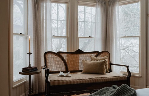 Hobart Bed & Breakfast | Book Village Inn -Dickinson Room