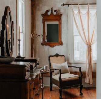 Hobart Apartment | Book Village Inn - Hemingway Room King Bed