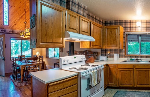Ashland Cabin | BookStayHop - Whispering Pines Cabin Retreat ~ Dog Friendly and Mountain Views!