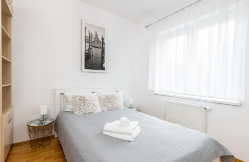 Libertow Apartment | Borkowska Comfort Apartment by BookingHost