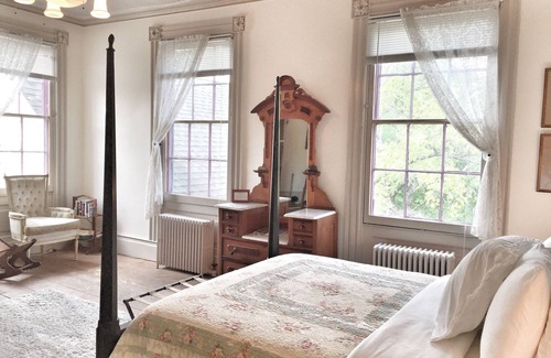 Montgomery Bed & Breakfast | Borland House Inn