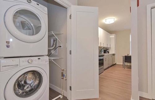 Central-Maverick Square - Paris Street Hotel | Boston Pier 1 BR | Close to Airport | Workspaces