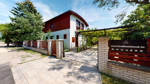 Balatonfured House | Botond haz