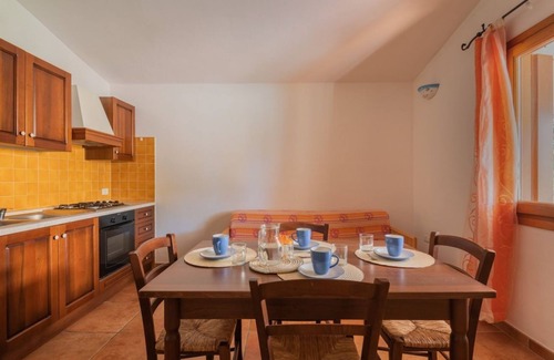 Tanaunella Apartment | Bouganvillage Three-room apartment sleeps 6, WIFI, A.C