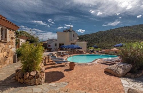 Tanaunella Apartment | Bouganvillage Three-room apartment sleeps 6, WIFI, A.C