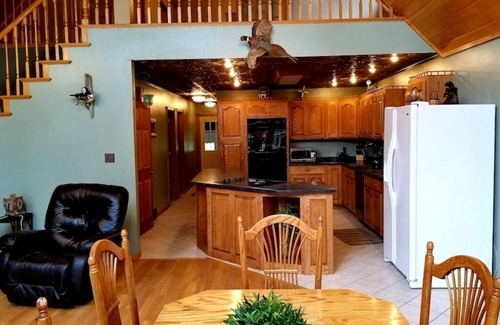 Lansing Cabin | Boulder Run Log Cabin w/Hot Tub and Pool